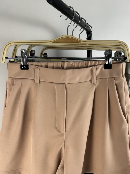 Short de vestir con pinzas y bolsillos